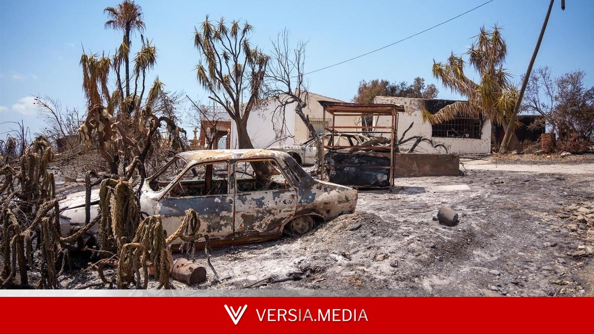 Los vecinos vuelven a sus casas sobre un paisaje carbonizado por el incendio de Almería: 