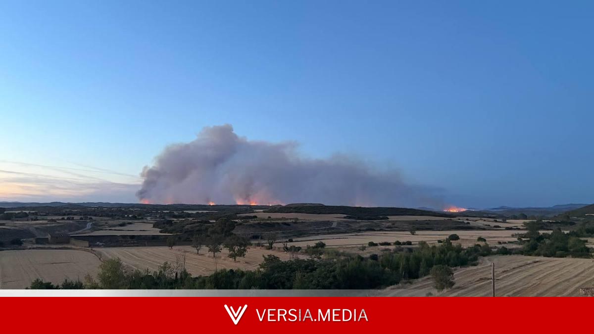 Fuego en las calles: el incendio de Orés entra en el casco urbano de Asín, uno de los cuatro pueblos desalojados
