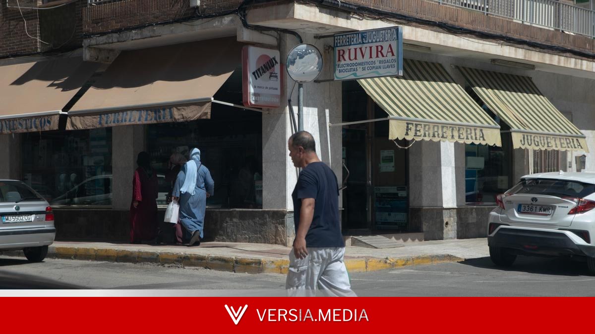 Torre Pacheco, un año después de la 'caza' al migrante: “Somos de aquí, pero todavía nos ven como extranjeros”