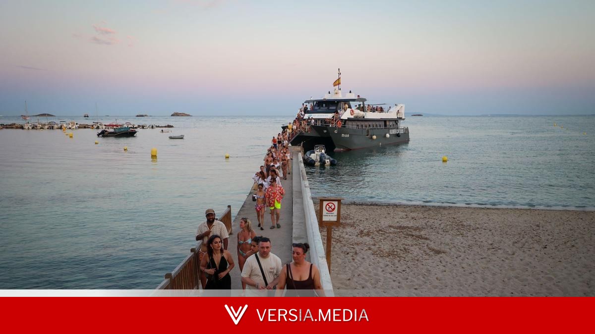 La guerra contra las discotecas flotantes en Ibiza: casi cien euros por ver el atardecer a bordo de una 'party boat'