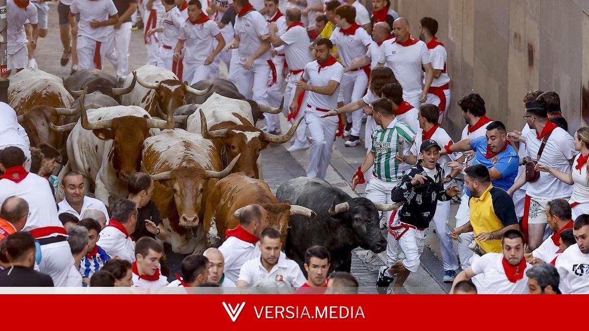Peligroso quinto encierro de San Fermín, que se salda con 14 heridos, uno de ellos con una cornada en la cara