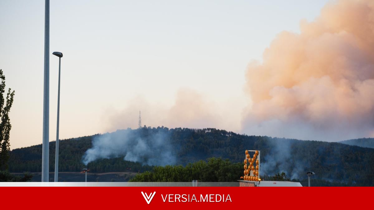 El incendio de Lozoyuela continúa sin control después de una noche de trabajo
