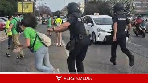 La jueza imputa al antidisturbios que agredió por la espalda a una docente valenciana y el fiscal ve tres delitos