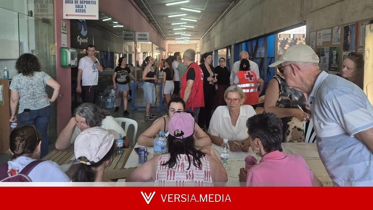 La angustia de los evacuados por el fuego en Almería: “No sé qué pasará con mi casa, venía una nube de humo negro”